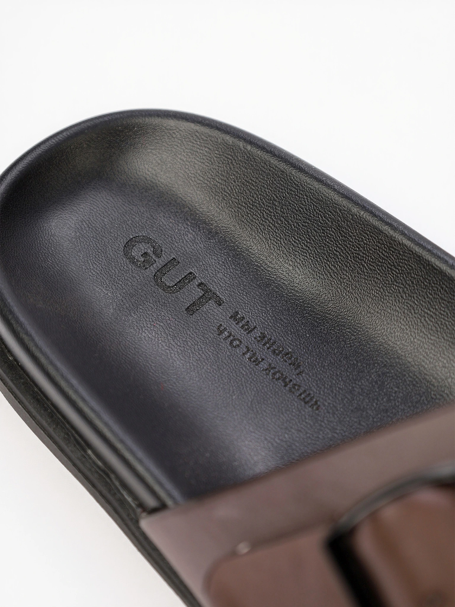 Сланцы коричневого цвета на низкой подошве